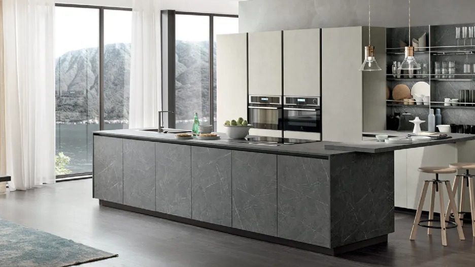 Cucina su misura con isola centrale e piano in pietra
