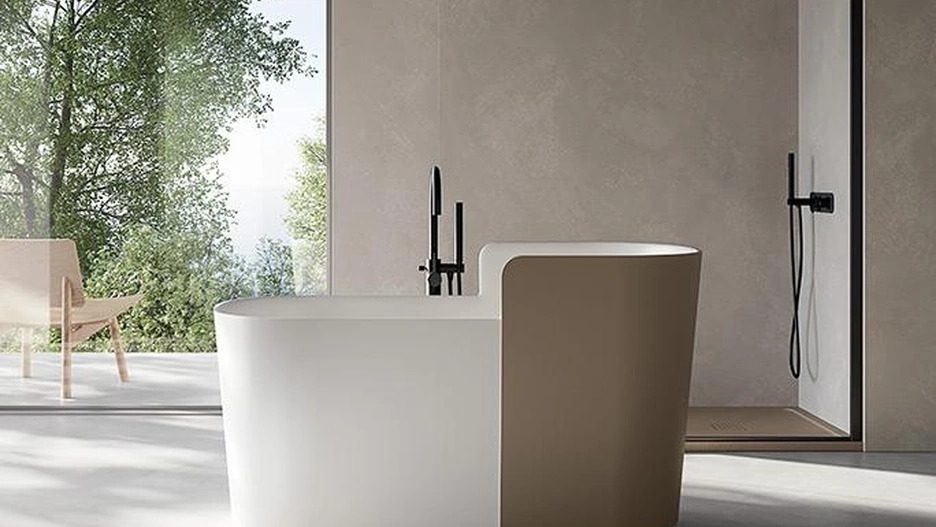 Bagno con vasca freestanding e mobili su misura