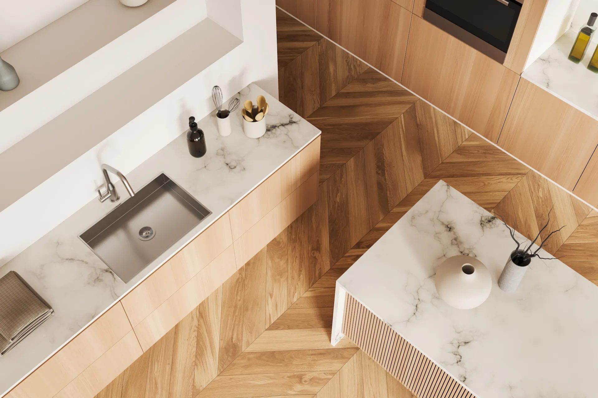 Dettaglio di un piano in marmo e ante in legno di una cucina realizzata su misura